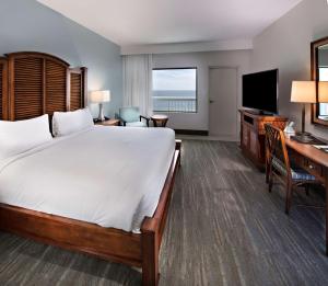 One-Bedroom King Suite room in The Island House Hotel a Doubletree by Hilton