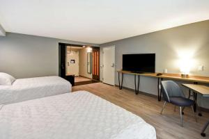 Queen Room with Two Queen Beds and Roll-In Shower - Mobility and Hearing Access room in Tru By Hilton Deadwood