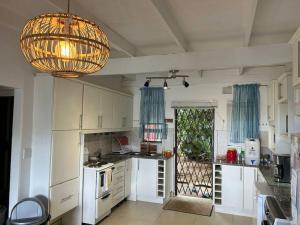 Big Fish Seaside Cottage, Sleeps 10 Guests in 5 Bedrooms