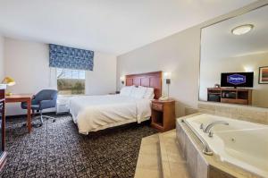 King Room with Spa Bath room in Hampton Inn & Suites Rockland
