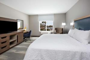 King Room with Bath Tub - Mobility and Hearing Access/Non-Smoking room in Hampton Inn & Suites San Diego Airport Liberty Station