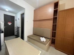 FREE WIFI, NETFLIX, SMART TV, MINERAL WATER, AMENITIES - Studio with Foldable Wall Bed at Serpong Garden Apt