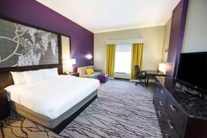 King Room with Sofa Bed - Non-Smoking room in DoubleTree by Hilton Historic Savannah
