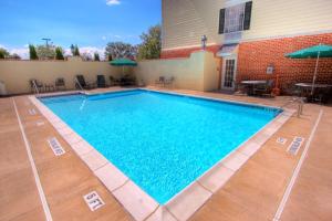 Hampton Inn & Suites State College at Williamsburg Square