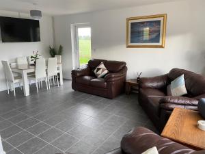 Cosy bungalow with views, walks, garden & parking.