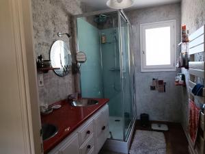 Villas Spacieux et Lumineux appartement dans Villa Contemporaine avec Piscine chauffee privative pres Golf d'Arcangues : photos des chambres