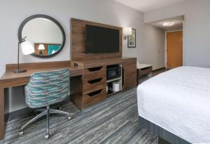 King Study Room - Non-Smoking room in Hampton Inn Santa Cruz