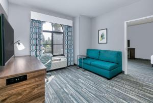 Mini King Suite with Sofa Bed - Non-Smoking room in Hampton Inn Santa Cruz
