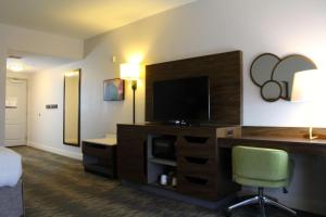 King Room with Accessible Tub - Mobility and Hearing Access/Non-Smoking room in Hampton Inn & Suites Sarasota / Bradenton - Airport