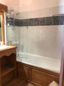 Appartement 4-6 personnes à Valmeinier 1800 résa du samedi au samedi avec piscine intérieure chauffée