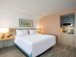 King Room with River View - Hearing Accessible room in Park Inn by Radisson Toledo OH