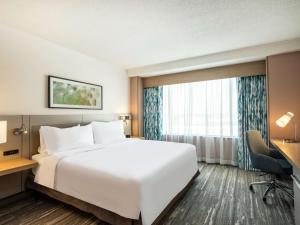 King Room with River View room in Park Inn by Radisson Toledo OH