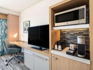 King Room room in Park Inn by Radisson Toledo OH