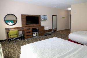 Queen Room with Two Queen Beds - Mobility Access/Non-Smoking room in Hampton Inn Ellensburg