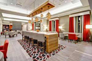 Hampton Inn & Suites - Medicine Hat