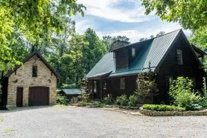 Cozy 2 Bedroom Cabin Nestled in Wooded Hideaway - كروسفيل