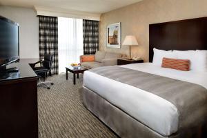 King Suite with Whirlpool - Non-Smoking room in DoubleTree by Hilton Dearborn