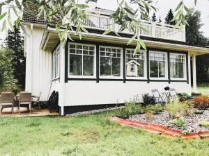 Tilava ja rauhallinen huvila mukavuuksilla - Teijo