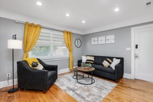 Modern & Cozy East Side Gem ~ Queen Beds ~ Parking