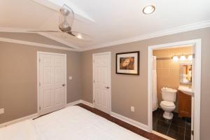 Three BR 2.5 Bath w parking spot & deck near metr