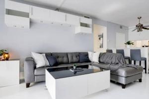 Chic Penthouse: 3BR x Pool x Gym x 2 Parking Spots