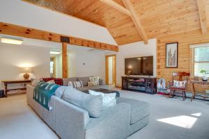 Pet-Friendly Conway Cabin about 5 to Campton Mountain!