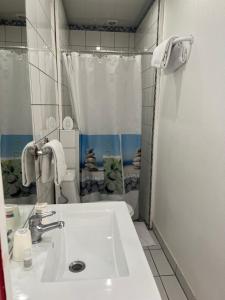 Hotels Hotel des 2 Gares : Chambre Simple avec Salle de Bains Privative