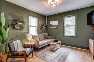 Cozy Dark & Moody Home New Reno 10 mins to Lanc