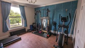 Cheltenham large house with gym, bar & hot tub