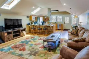 Romantic, Cozy Loft with Yard, 5 Miles to Clemson - Pickens