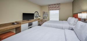 Queen Room with Two Queen Beds and Bath Tub and Shower room in Hampton Inn & Suites Roseburg