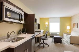 King Suite - Mobility Access/Non-Smoking room in Home2 Suites By Hilton Youngstown