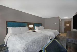 Queen Room with Two Queen Beds - Mobility and Hearing Access/Non-Smoking room in Hampton Inn Westfield