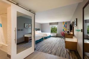 Queen Room with Two Queen Beds - Mobility and Hearing Access/Non-Smoking room in Hampton Inn & Suites Herndon-Reston