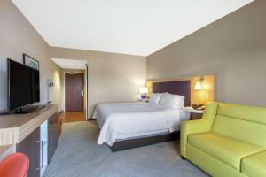 King Room with King Bed - Non-Smoking room in Hampton Inn & Suites Albany-Airport