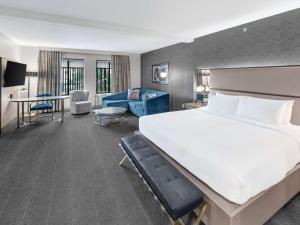 Deco King Suite room in Tulsa Club Hotel Curio Collection By Hilton