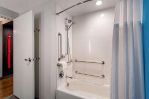 King Room with Bath Tub - Mobility and Hearing Access room in Tru By Hilton Radford