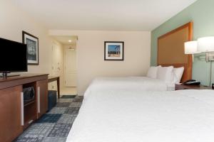 Queen Room with Two Queen Beds - Mobility and Hearing Access/Non-Smoking room in Hampton Inn Norcross
