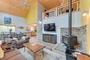 Soldotna Home with 2 Living Areas and Spacious Porch - Kasilof