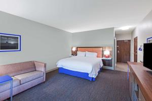 King Room with Sofa Bed - Non-Smoking room in Hampton Inn Ozona