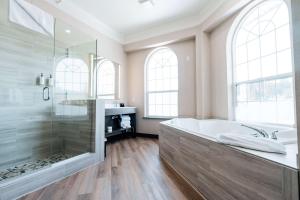 Deluxe King Studio Suite room in Ashley Inn