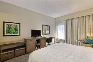 King Room with Accessible Tub - Mobility and Hearing Access/Non-Smoking room in Hampton Inn Savannah-I-95/Richmond Hill