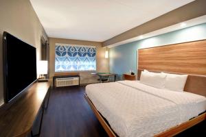 King Suite - Hearing Accessible room in Tru By Hilton Pigeon Forge