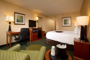 King Room - Mobility Access/Non-Smoking room in Hampton Inn Alexandria