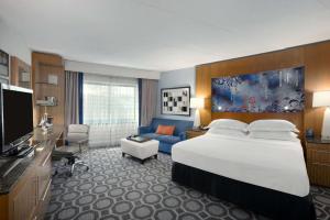 King Room with Sofa room in Hilton Long Island/Huntington
