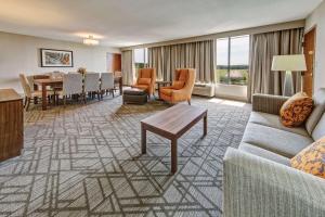 Parlor with Sofa Bed room in Hilton Knoxville Airport