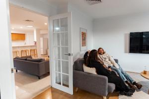 Salhus - sleep in king beds & easy walk to town