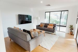 Salhus - sleep in king beds & easy walk to town