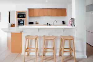 Salhus - sleep in king beds & easy walk to town