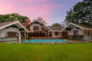 StayVista's Gulmohar Gardens - Mountain Nestled Villa with Outdoor Heated Pool, Cozy Gazebo & Games Room - Kārli